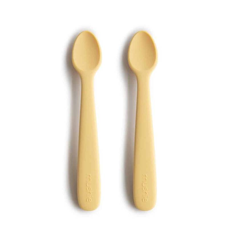 MutedYellow_Cucchiaio in silicone_1 Set di 2 cucchiaini per bambini Mushie, colore giallo pallido (immagine principale).