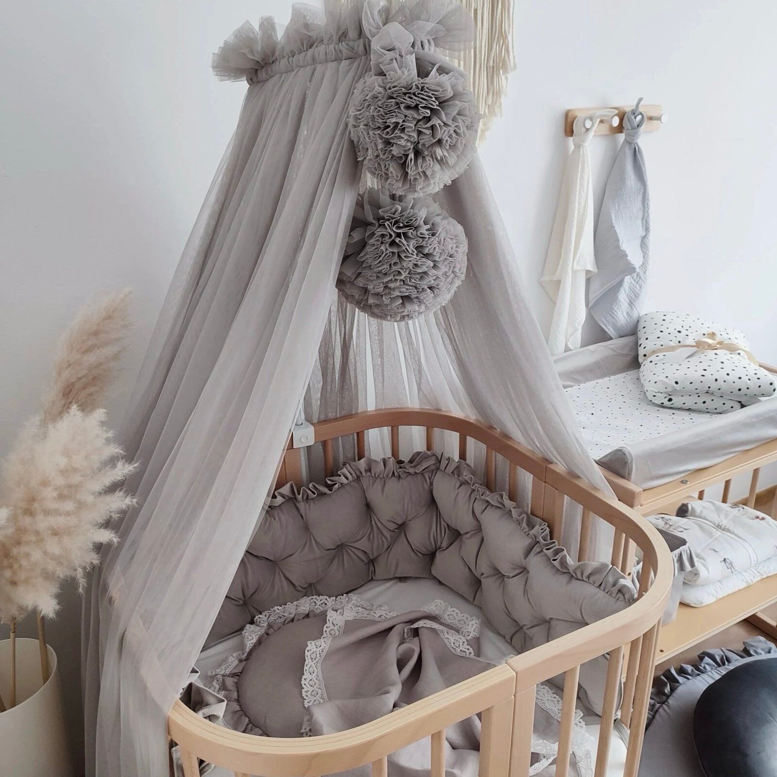 Bed canopy tulle grey with 2 pom-poms (main image)