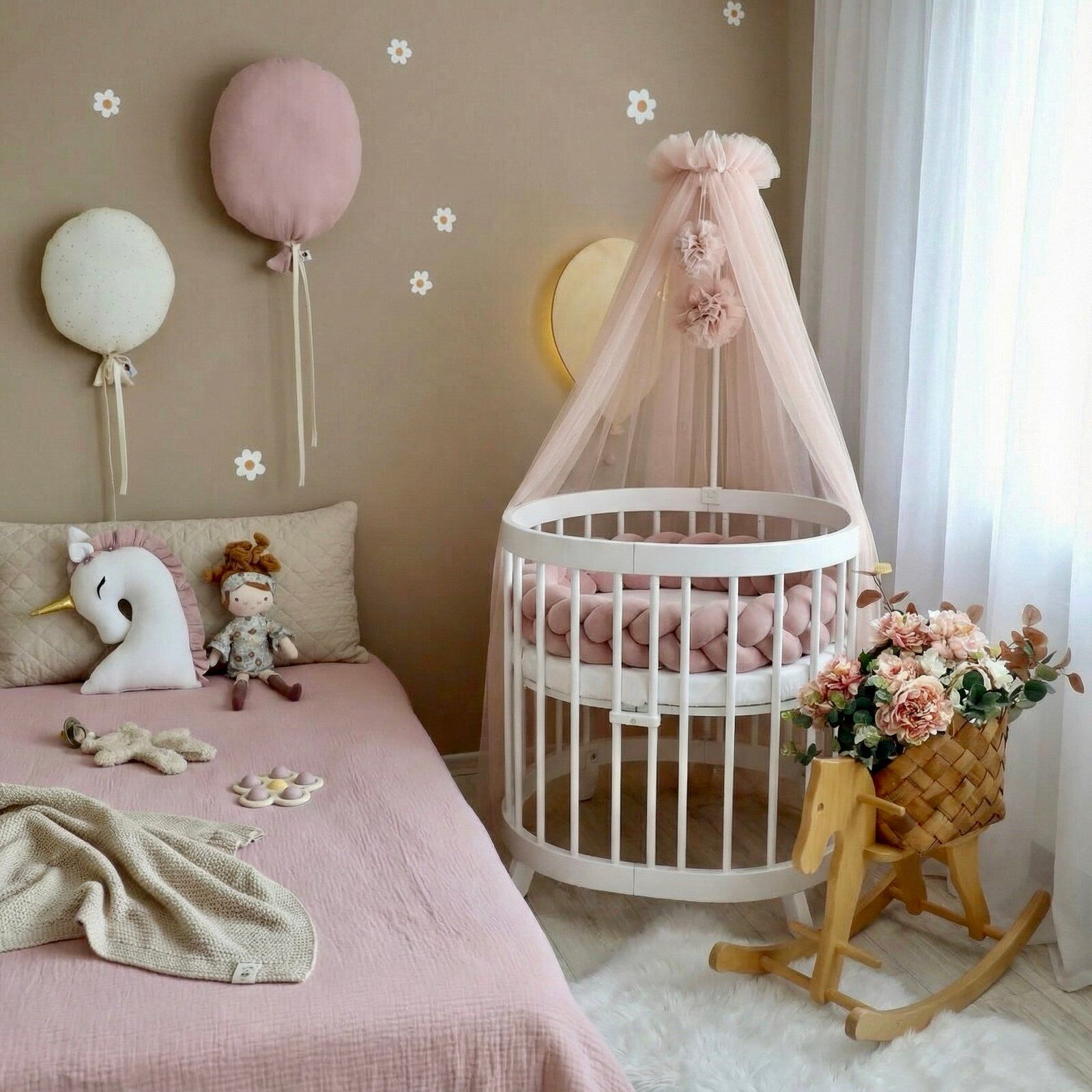 Bed canopy tulle light pink with 2 pom-poms (main image)
