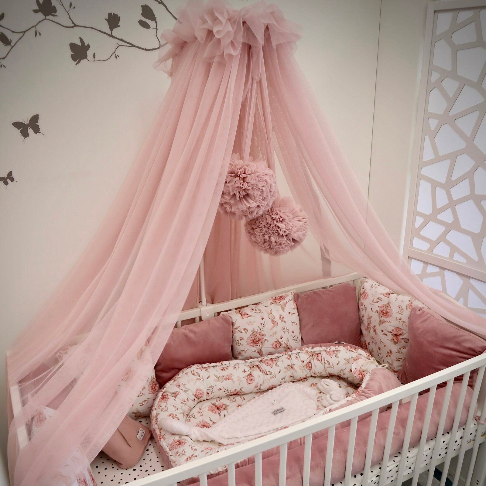Bed canopy tulle dusty rose with 2 pom-poms (main image)
