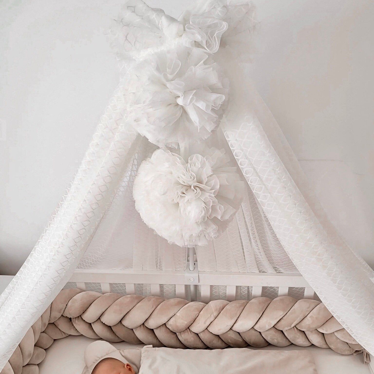 Ciel de lit rétro en tulle blanc avec 2 pompons (image principale)