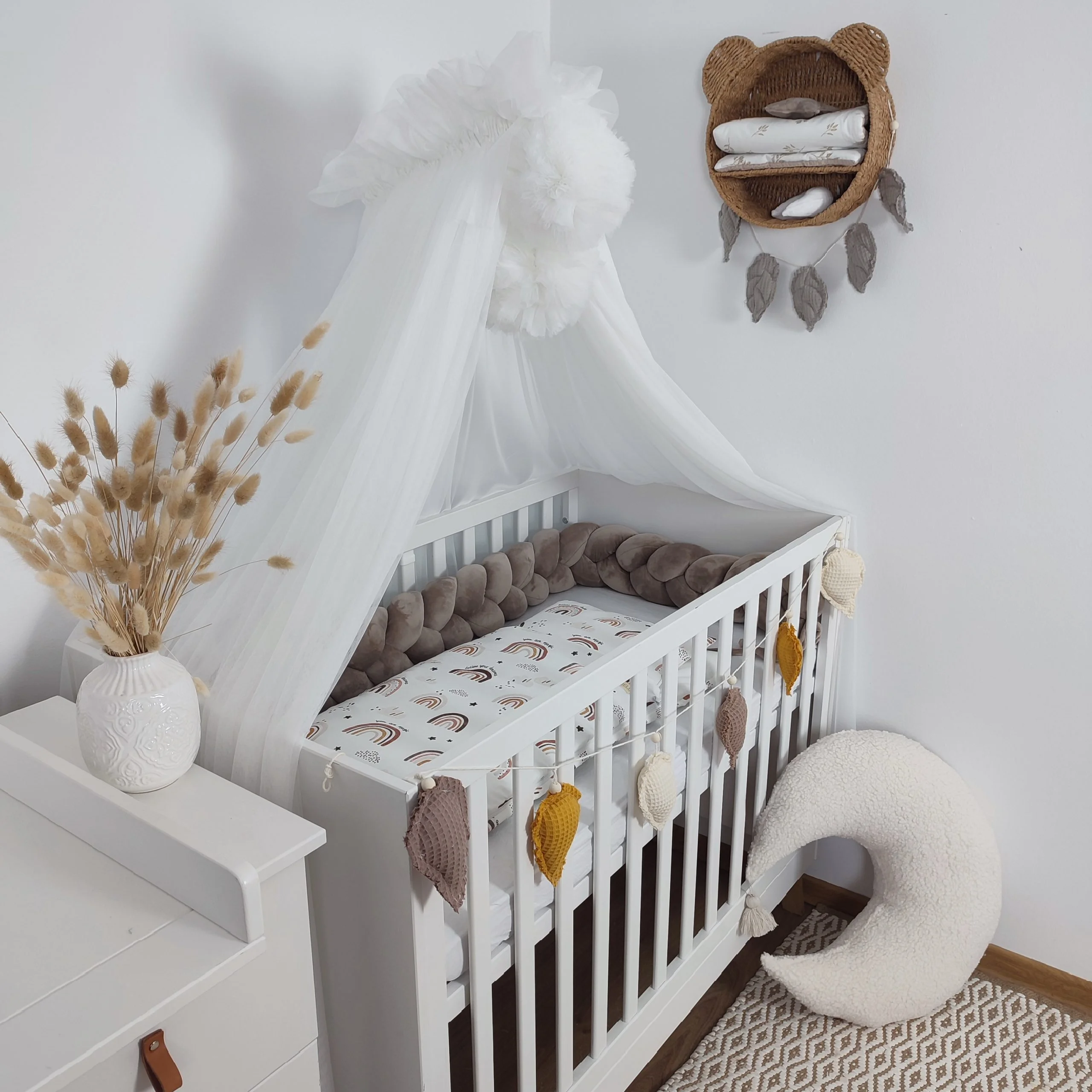 Baldacchino da letto in tulle bianco con 2 pon-pon 11630 Baldacchino da letto in tulle bianco con 2 pon-pon (immagine principale)