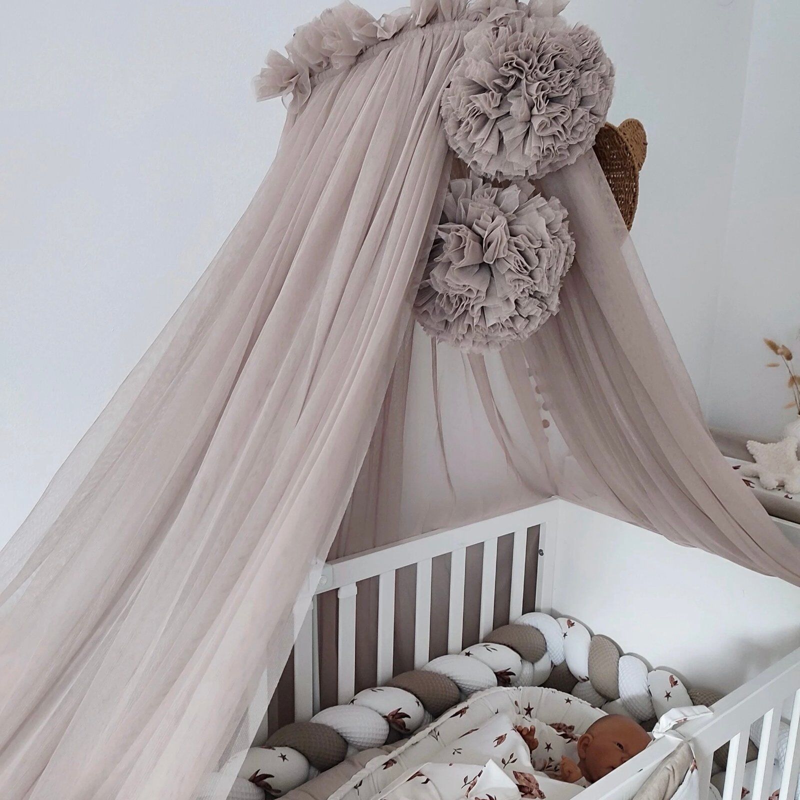 Lit à baldaquin en tulle taupe avec 2 pompons (image principale)