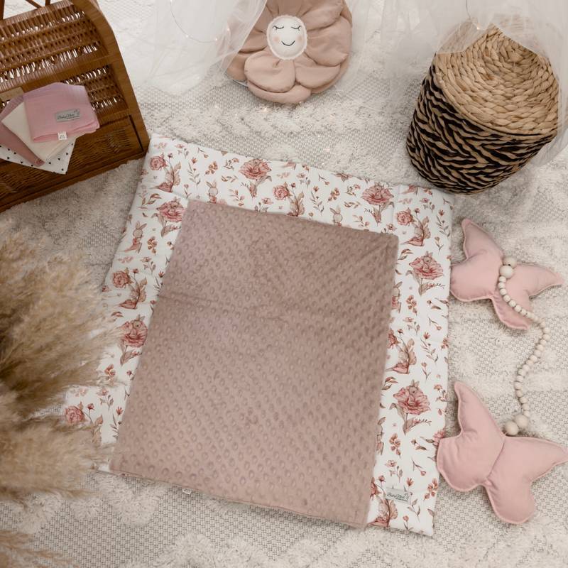 Matelas à langer Minky avec alèse imperméable amovible | Image principale Pivoines et Lapin Rose