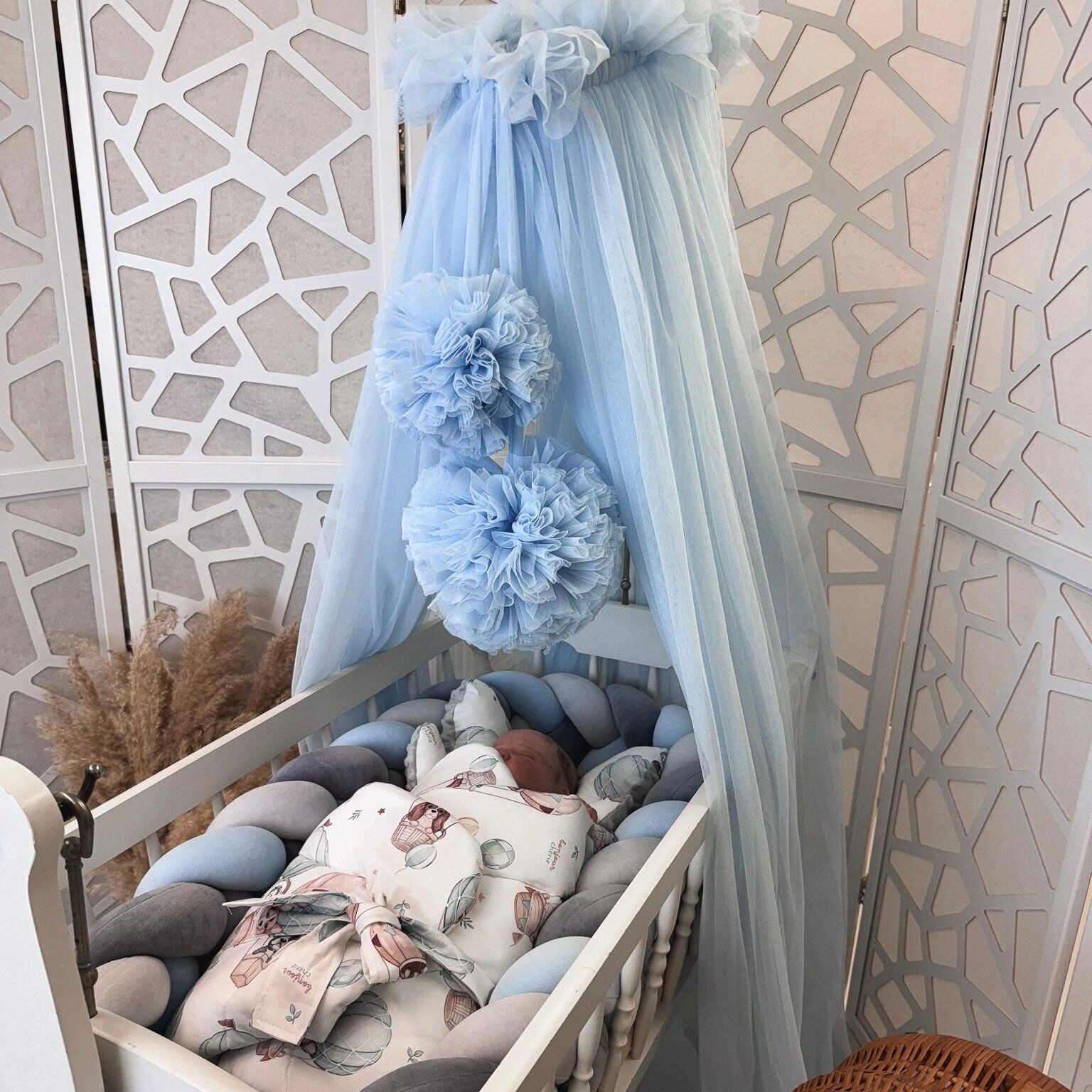 Betthimmel Tüll Baby Blue mit 2 Pompons 27631 Bed canopy tulle baby blue with 2 pom-poms (main image)