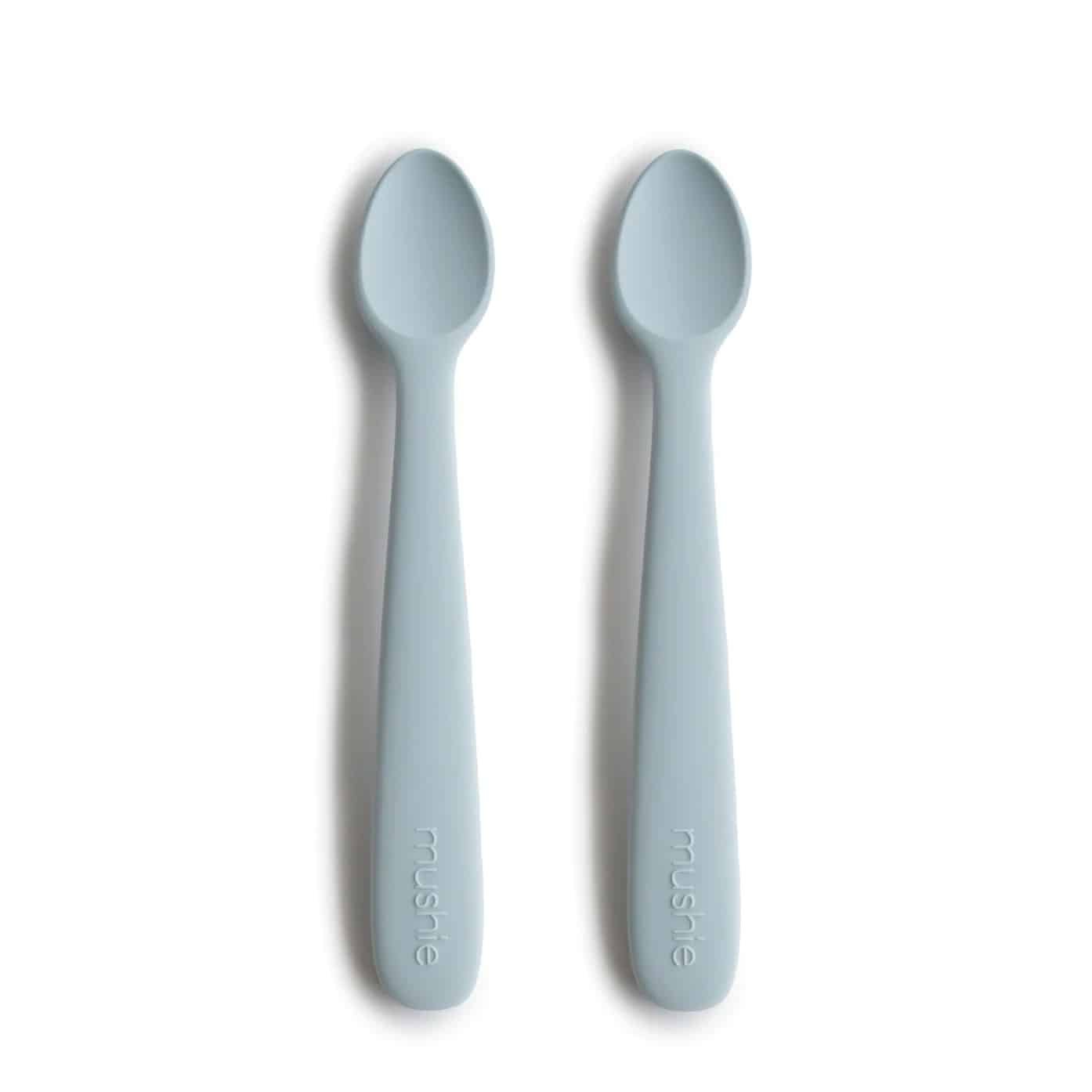 Mushie_Cuillère-8 Ensemble de 2 cuillères pour bébé Mushie, bleu poudré (image principale)