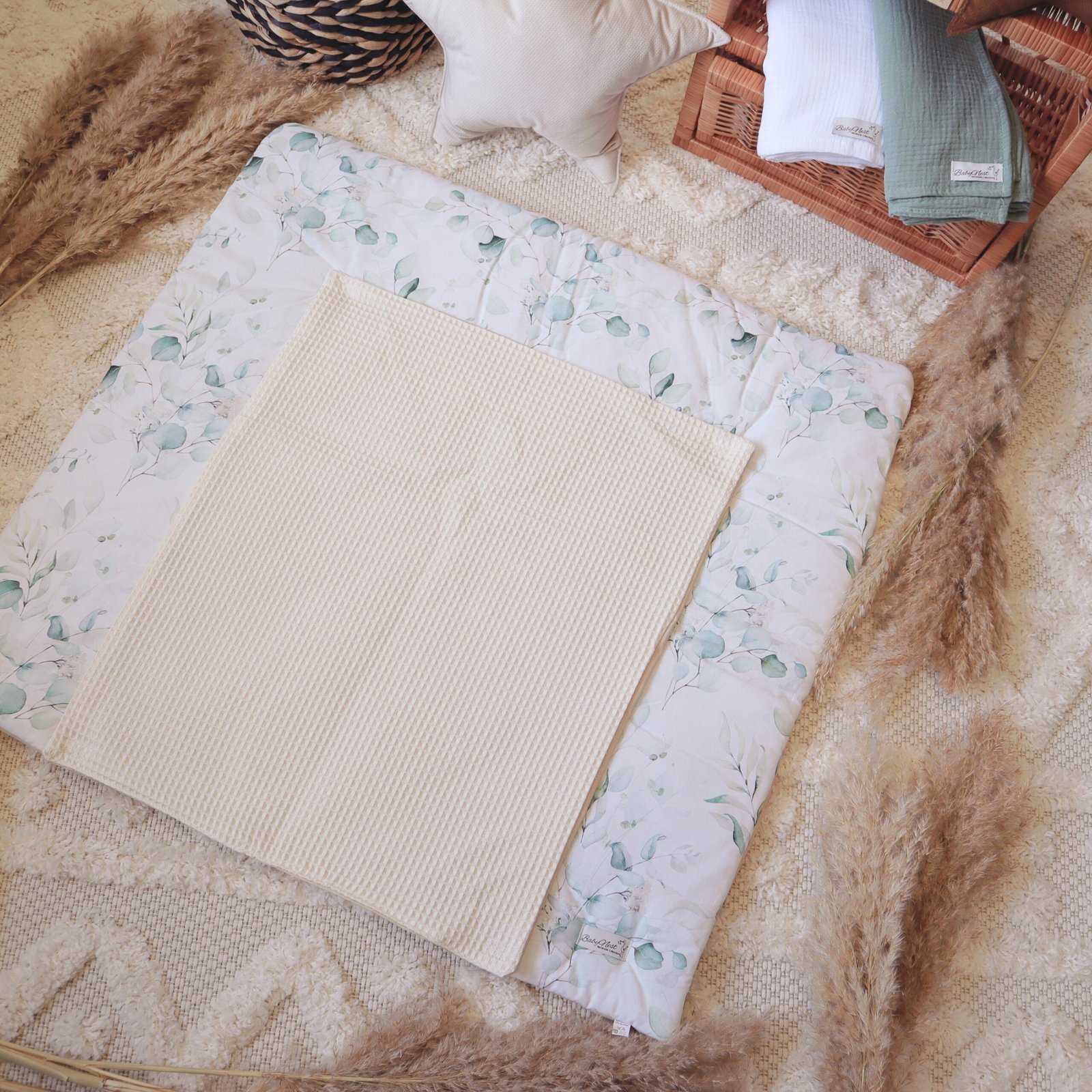 Matelas à langer à motif gaufré avec alèse imperméable amovible | Image principale : Feuilles d'eucalyptus