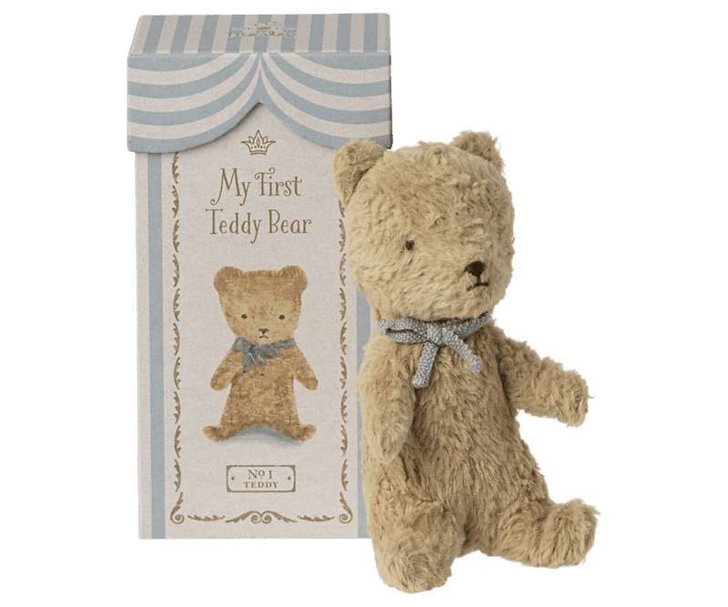 16-2992-00_1-900×750-resize-fill.png Maileg-Mein erster Teddy - Sand Hauptbild