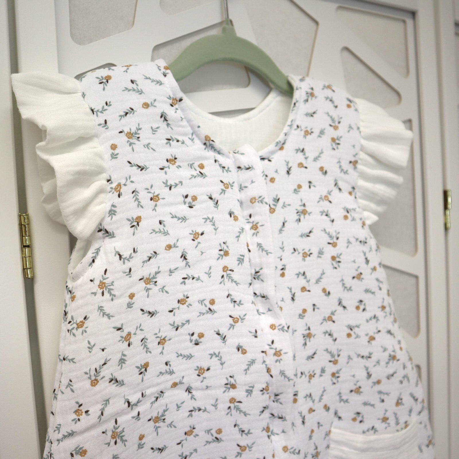 Gigoteuse Petites Fleurs Grenouillère bébé | Mousseline de qualité supérieure | Petites fleurs | 6-12 mois Image principale