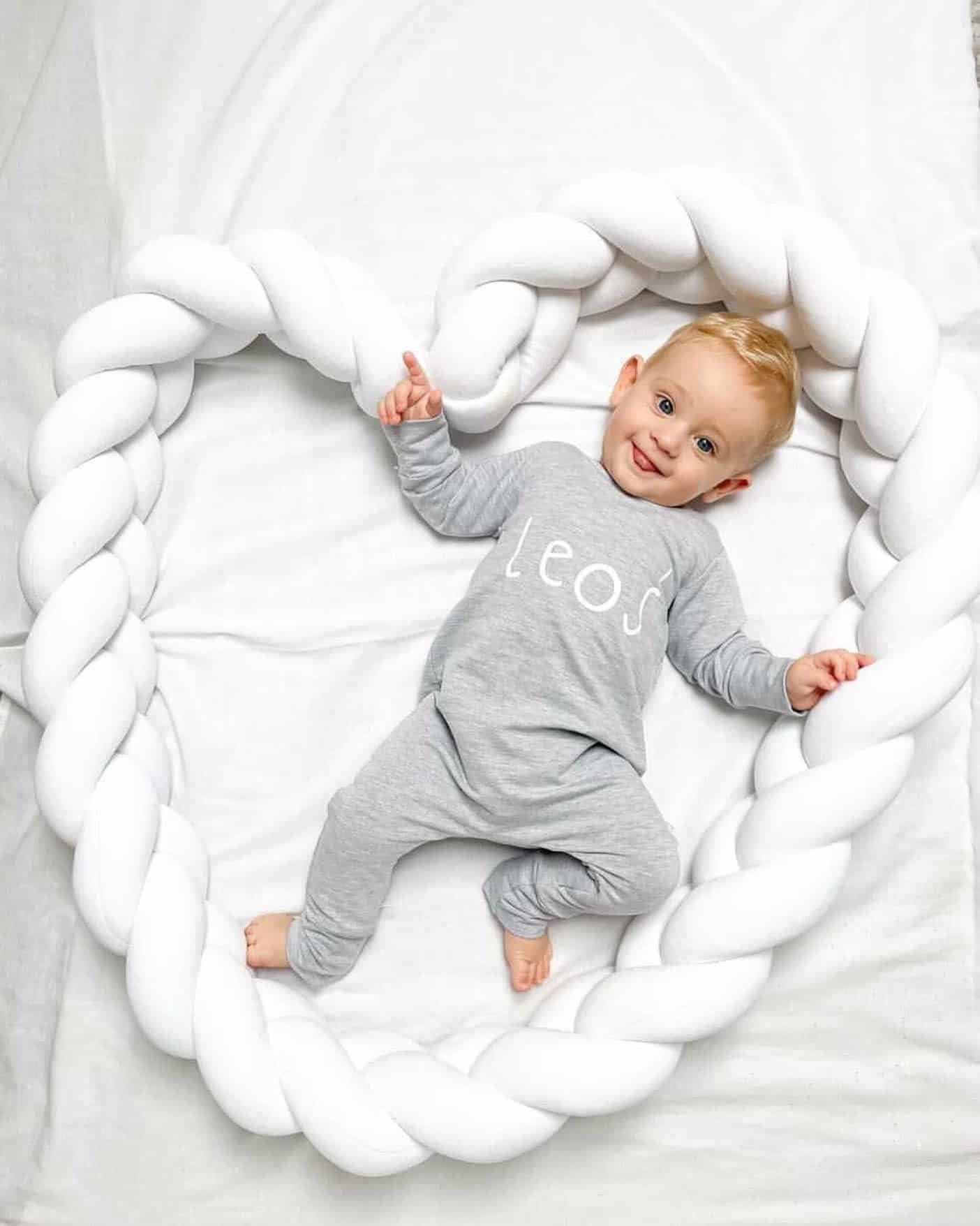 Letto a forma di serpente in velluto bianco, immagine principale